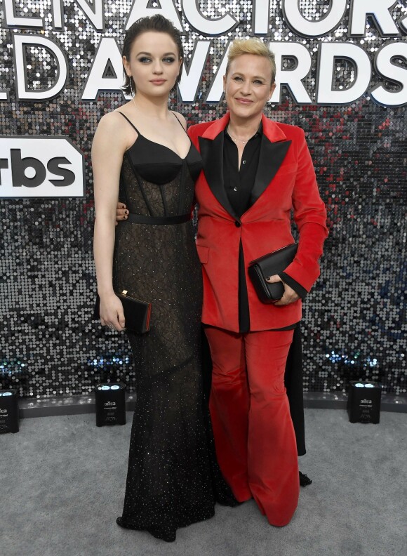 KOLLEGER: «The Act»-skuespillerne Joey King og Patricia Arquette poserte arm i arm på SAG Awards-løperen. Foto: NTB scanpix KOLLEGER: «The Act»-skuespillerne Joey King og Patricia Arquette poserte arm i arm på SAG Awards-løperen. Foto: NTB scanpix